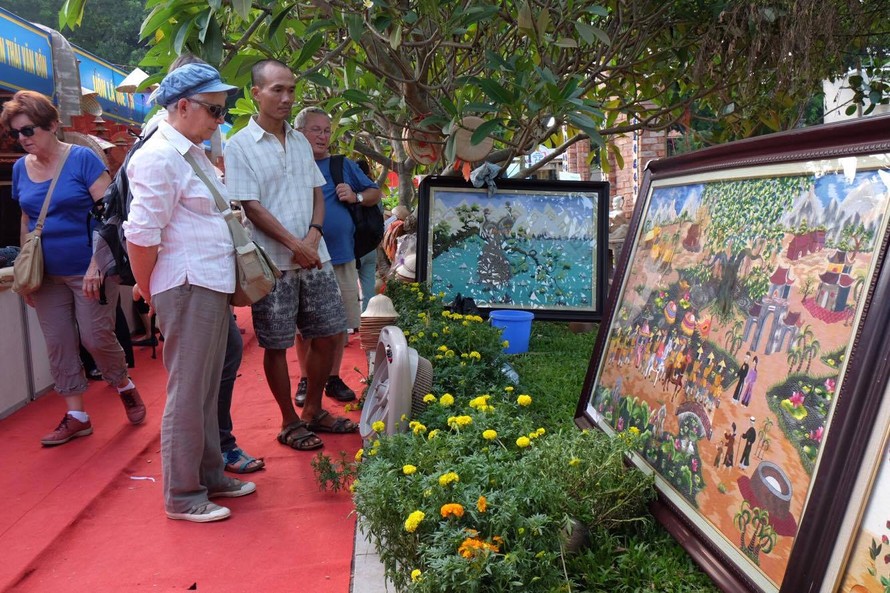 Khách du lịch quốc tế đến Hà Nội 10 tháng bằng cả năm 2015