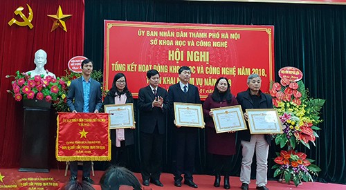 Phó Chủ tịch UBND TP Hà Nội Ngô Văn Quý trao bằng khen cho các cá nhân, đơn vị của Sở KH-CN.