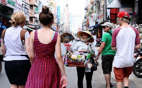 Hàng rong mời chào du khách. Ảnh minh họa