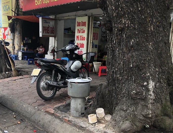 Bếp than tổ ong trên đường phố Hà Nội