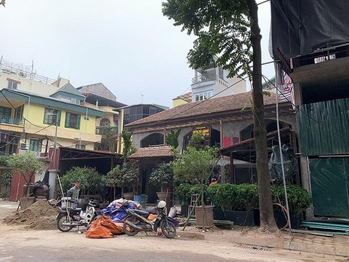 Một biệt thự nhóm 3 trên phố Tăng Bạt Hồ (quận Hai Bà Trưng) đang sửa chữa làm nhà hàng. Ảnh minh họa