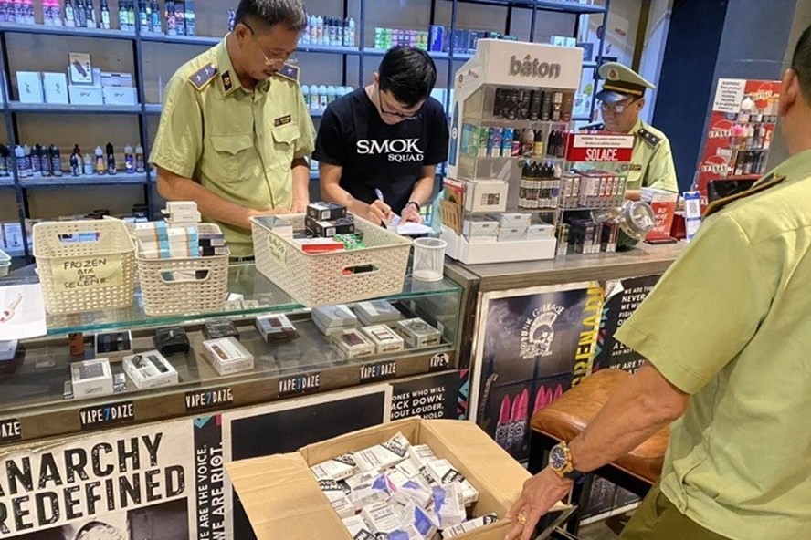 Cục QLTT Hà Nội kiểm tra xử lý cửa hàng bán thuốc lá điện tử trên phố Ngô Quyền