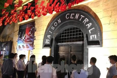 Tour du lịch đêm tại nhà tù Hỏa Lò được du khách quan tâm