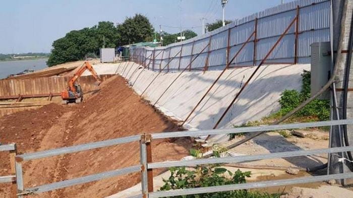 Mặt đê Hữu Hồng bị lún nứt do ảnh hưởng thi công