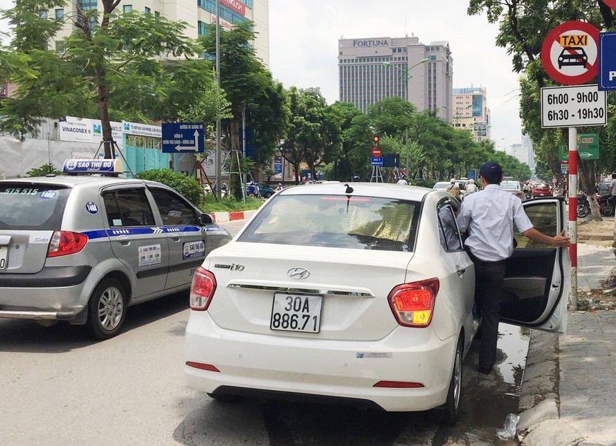 Nhiều tuyến phố Hà Nội thực hiện cấm taxi vào giờ cao điểm. 
