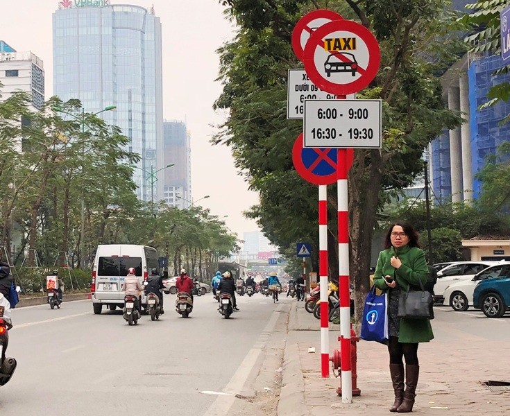 Cùng với cấm taxi, trên 11 tuyến phố trung tâm Hà Nội hiện có thêm biển cấm xe hợp đồng dưới 9 chỗ (phía sau)