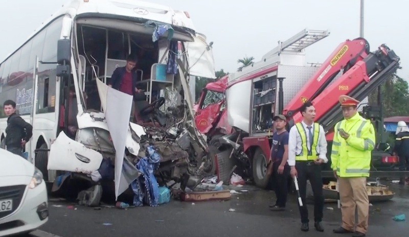  Hiện trường vụ tai nạn giữa xe khách và xe cứu hỏa chiều 18/3.