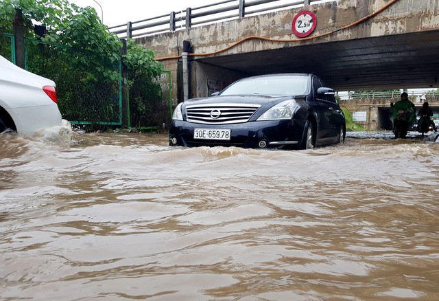 Mưa ngập tại Đại lộ Thăng Long đoạn qua khu Thiên đường Bảo Sơn vào cuối tuần qua. Ảnh: Hà Trang
