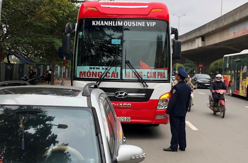Lại tái diễn cảnh xe khách 'nhồi nhét', 'rùa bò' ở Hà Nội