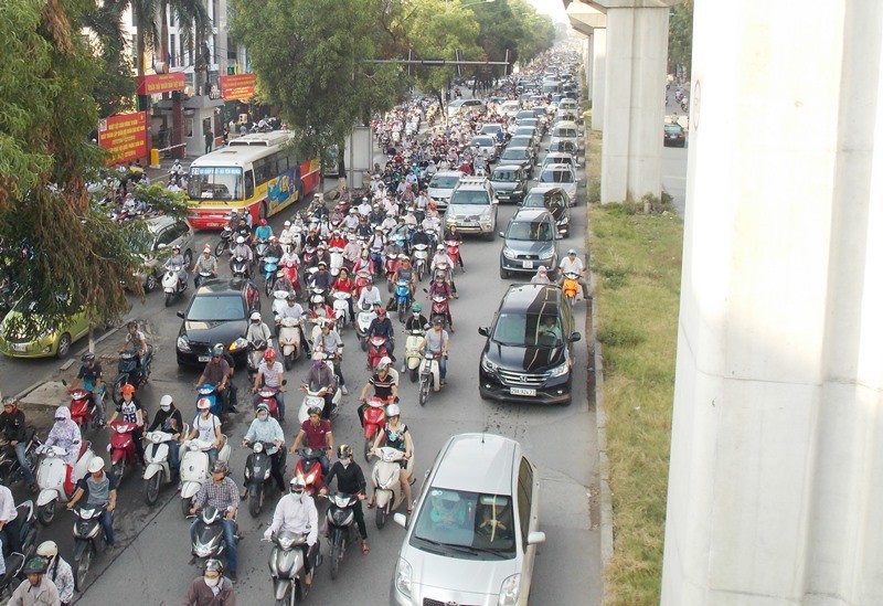 Với việc có thêm đường sắt đô thị trên cao, đường Nguyễn Trãi được Sở GTVT lựa chọn thí điểm cấm xe máy. Ảnh: A.Trọng