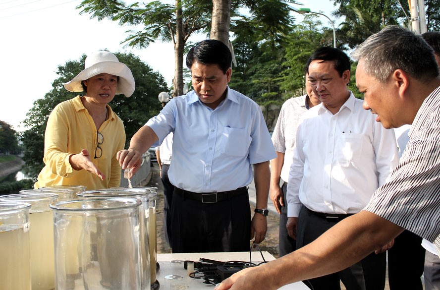 Chủ tịch UBND TP Nguyễn Đức Chung kiểm tra việc thử nghiệm làm sạch sông Tô Lịch bằng công nghệ châu Âu