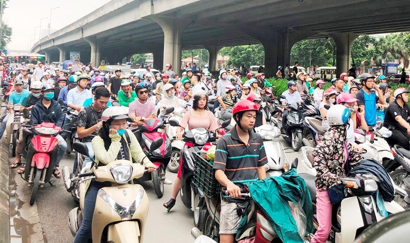 Hà Nội hiện đang có 6,6 triệu phương tiện giao thông, mỗi năm tăng thêm 11%. Ảnh: T.Đảng
