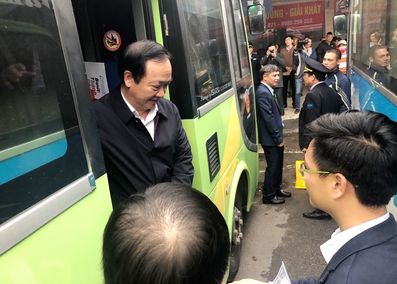 Phó Chủ tịch Hà Nội lên xe kiểm tra công tác phục vụ tại bến xe Giáp Bát chiều 20/1. Ảnh: T.Đảng