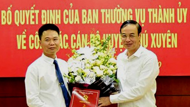 Ông Nguyễn Xuân Thanh (trái) chính thức giữ chức Chủ tịch UBND huyện Phú Xuyên từ hôm nay.