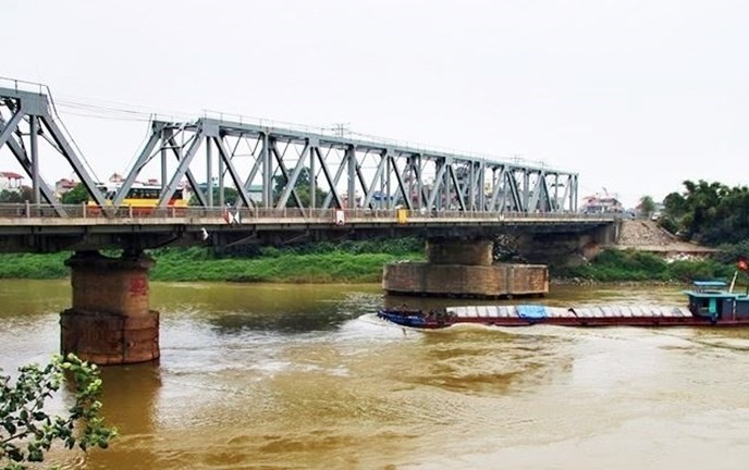 Cầu Đuống hiện tại có độ tĩnh không thấp và tàu thuyền qua lại khó khăn.