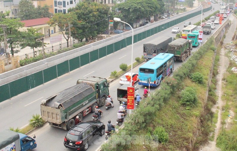 Ùn tắc kéo dài trong ngày đầu 'đóng' cầu Thăng Long
