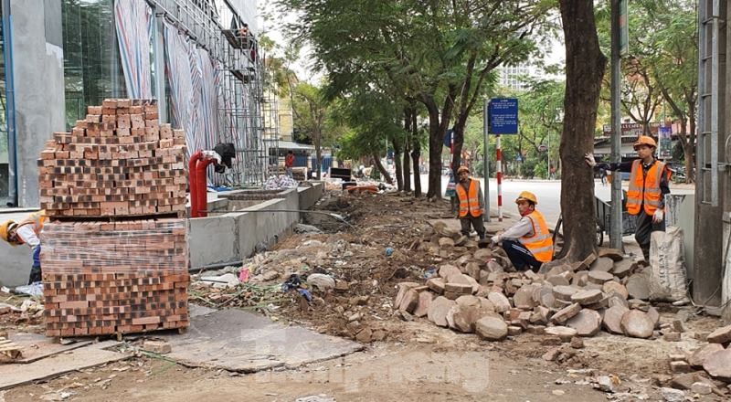 Công trình cải tạo vỉa hè trên phố Trần Thủ Độ đã bị đình chỉ thi công.
