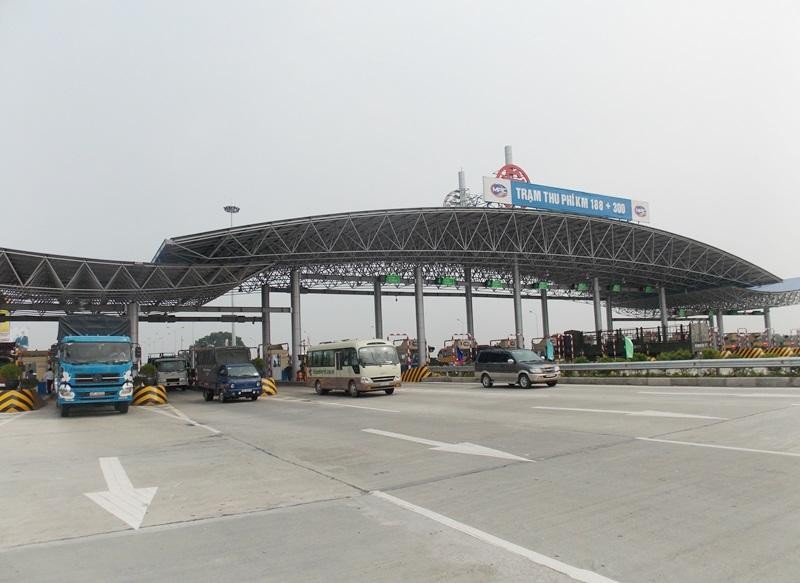 Do ùn tắc kéo dài, cao tốc Pháp Vân - Cầu Giẽ đã phải xả trạm.