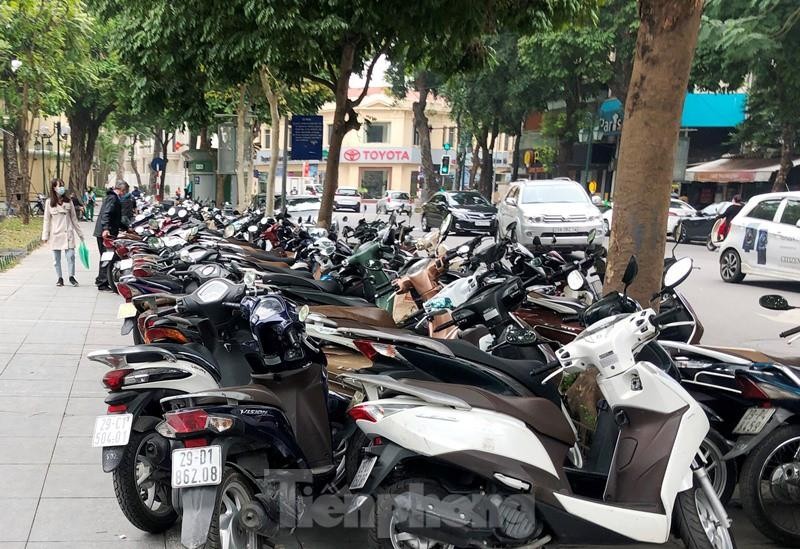 Trông xe trên vỉa hè tại quận Hoàn Kiếm.