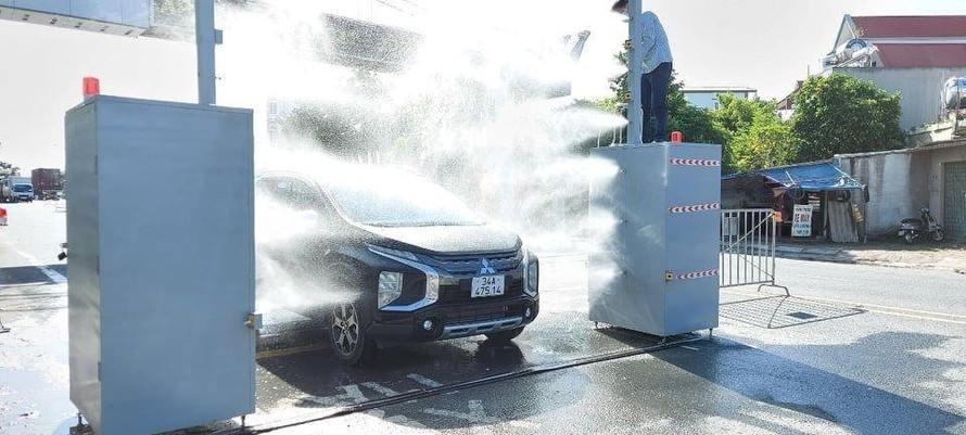 Hệ thống máy phun khử khuẩn tự động phòng, chống dịch COVID-19 của Trường Đại học Sao Đỏ