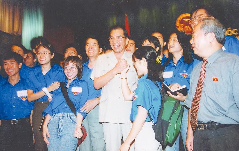 Nguyên Tổng Bí thư Nông Đức Mạnh với cán bộ, phóng viên Hoa Học Trò tại Hội trường Ba Đình, Hà Nội (2001).