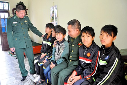 Các em nhỏ người dân tộc thiểu số H'Mông đã may mắn thoát khỏi tay bọn buôn người và tự "mò đường" về Việt Nam. (Ảnh: báo Quảng Ninh).