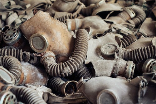Dụng cụ phòng độc còn bỏ lại ở thị trấn Pripyat, Ukraine, sau thảm họa Chernobyl. Ảnh: BI