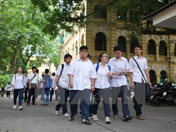 Các thí sinh trao đổi bài sau khi hoàn thành môn Toán tại Hội đồng thi Trường THPT Việt Đức (Hà Nội). (Ảnh: Quý Trung/TTXVN)