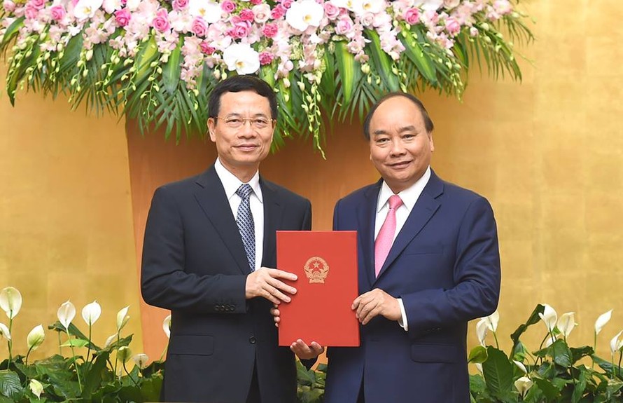 Thủ tướng trao quyết định giao quyền Bộ trưởng cho ông Nguyễn Mạnh Hùng (ảnh N.H)