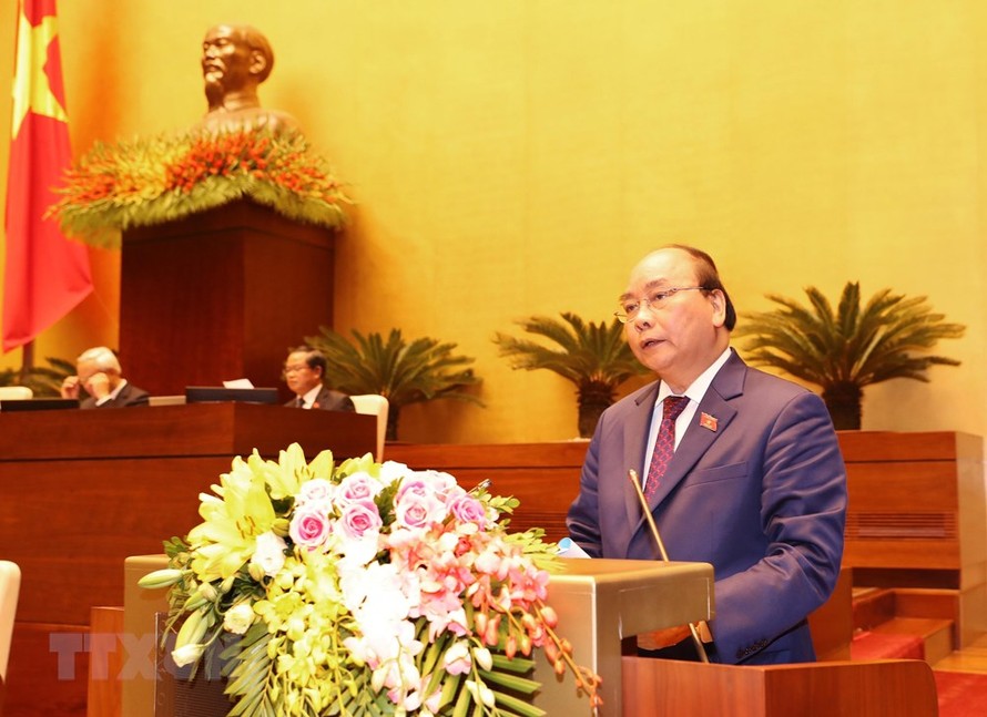 Thủ tướng Chính phủ Nguyễn Xuân Phúc trình bày Báo cáo về tình hình kinh tế - xã hội năm 2018 và kế hoạch phát triển kinh tế - xã hội năm 2019. Ảnh: TTXVN