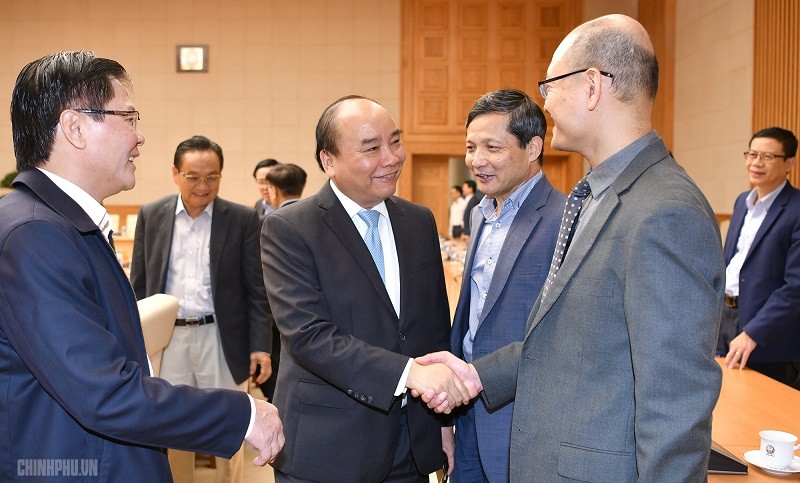 Thủ tướng Nguyễn Xuân Phúc làm việc với Tổ tư vấn kinh tế (ảnh Q.H)
