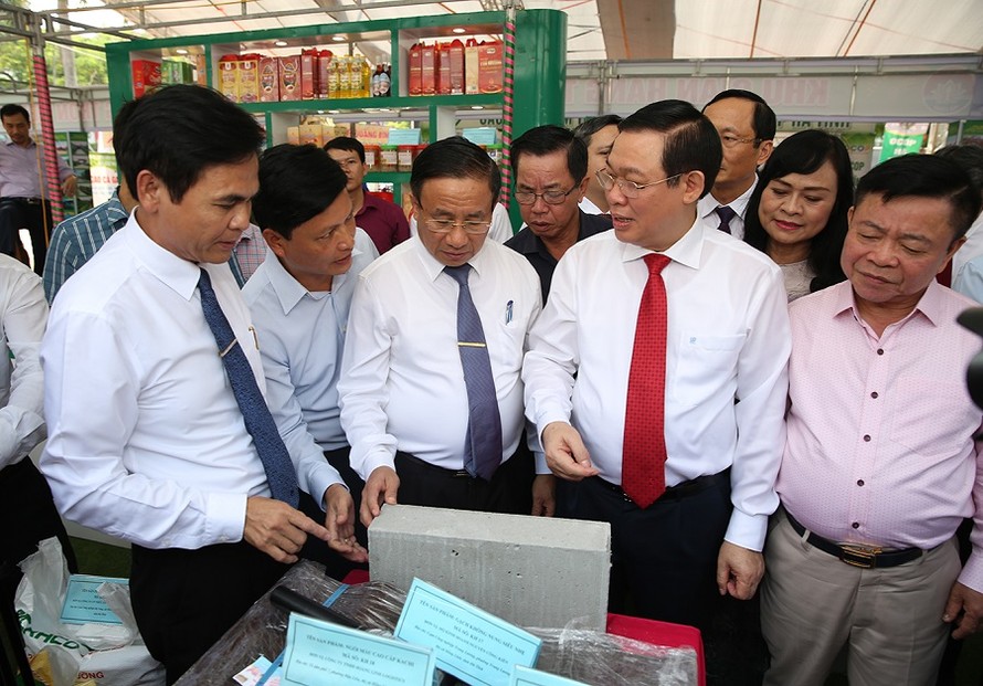 Phó Thủ tướng thăm gian trưng bày các sản phẩm ở Hà Tĩnh (ảnh T.C)