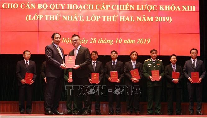 Ông Phạm Minh Chính, Trưởng Ban Tổ chức Trung ương trao Giấy Chứng nhận tốt nghiệp cho học viên (ảnh TTXVN)