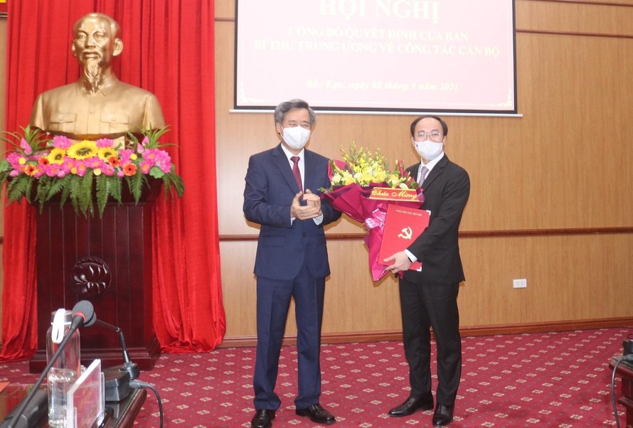 Phó Ban Tổ chức T.Ư chúc mừng ông Nguyễn Đăng Bình nhận nhiệm vụ mới (ảnh Báo Bắc Kạn)