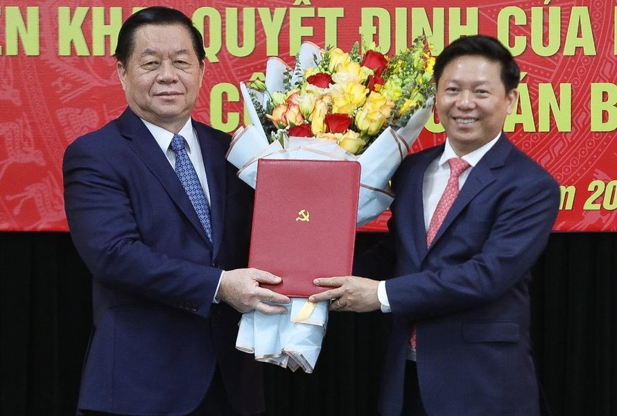Trưởng Ban Tuyên giáo Trung ương Nguyễn Trọng Nghĩa trao quyết định bổ nhiệm cho ông Trần Thanh Lâm (bên phải)