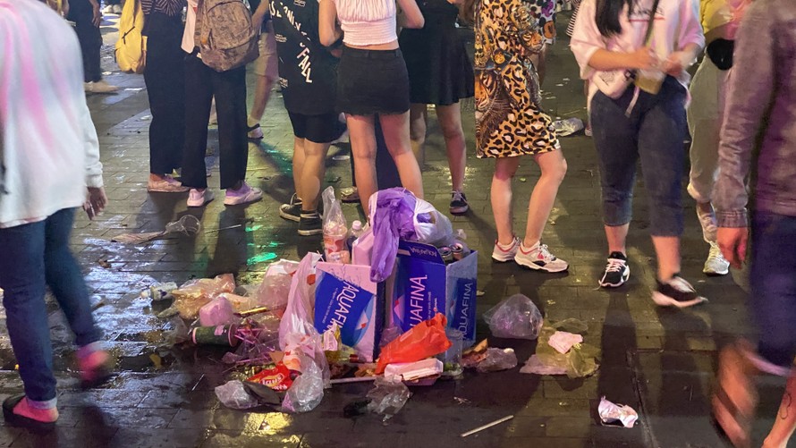 Ngổn ngang rác trên phố đi bộ Nguyễn Huệ sau màn bắn pháo hoa