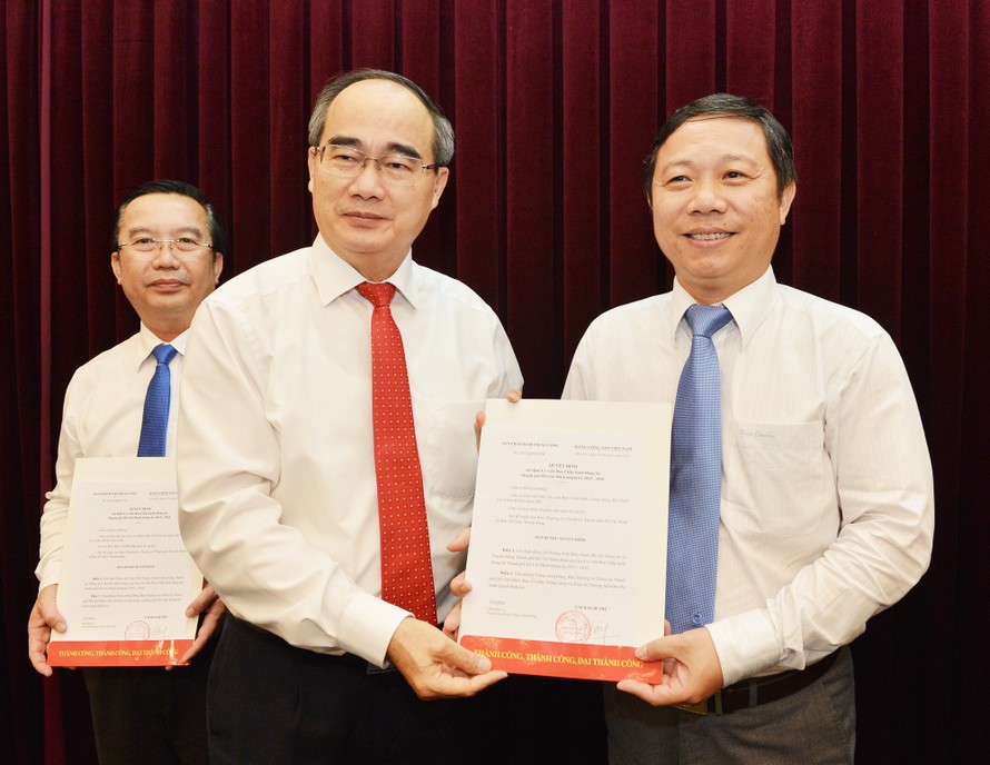 Ông Dương Anh Đức (phải), Giám đốc Sở Thông tin và Truyền thông TPHCM được bầu làm Phó Chủ tịch UBND TPHCM nhiệm kỳ 2016-2021.