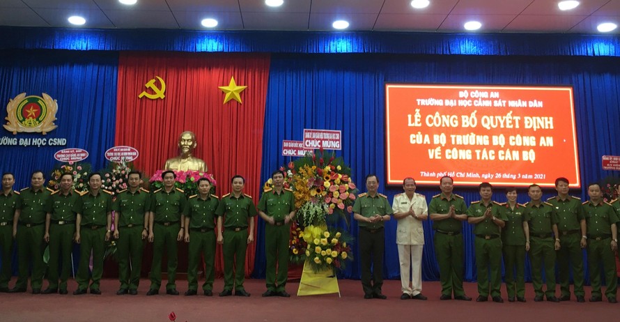 Thượng tướng Nguyễn Văn Thành, Thứ trưởng Bộ công an đã trao quyết định của Bộ trưởng Bộ Công an. Ảnh Đức Mừng.