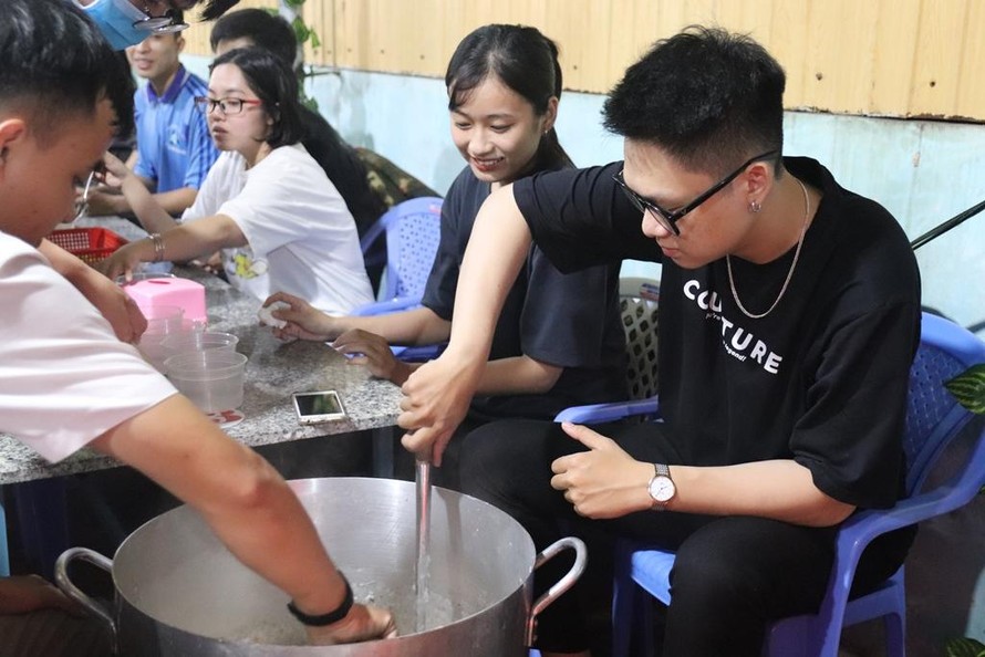 Những suất cháo đêm nghĩa tình 