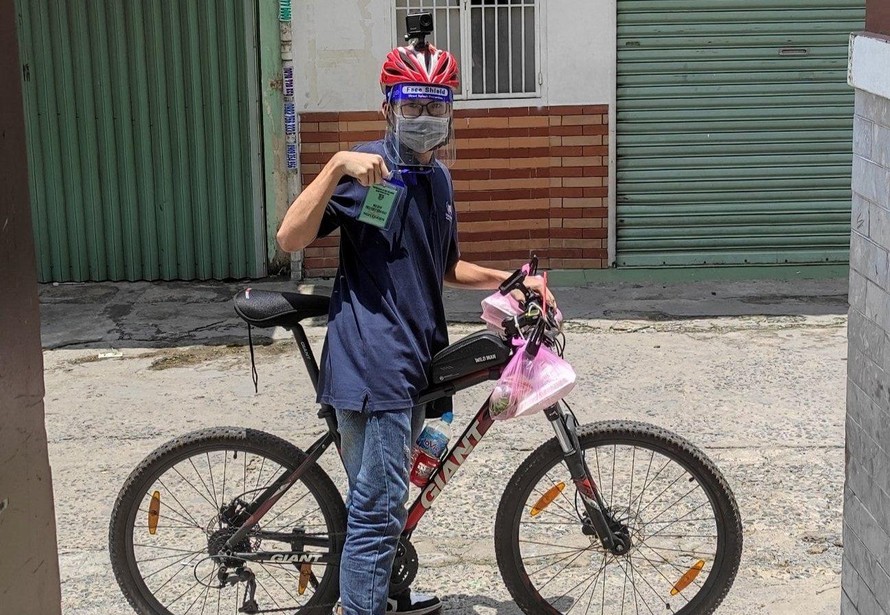 Tình nguyện viên 17 tuổi đạp xe đi chống dịch