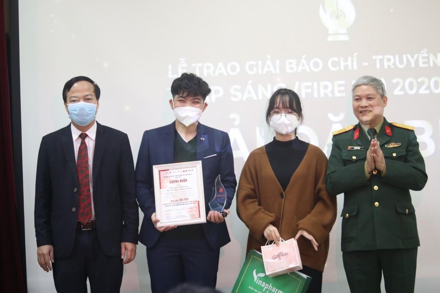Trao giải thưởng sân chơi lĩnh vực Báo chí cho học sinh, sinh viên