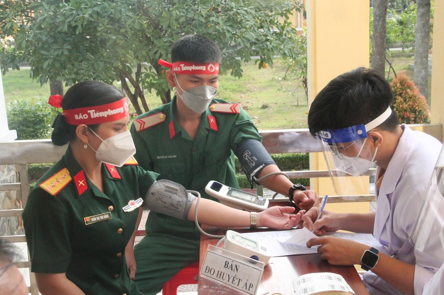 Học viên trường Quân sự Quân đoàn 4 hào hứng tham gia ngày hội hiến máu “Chủ Nhật Đỏ”