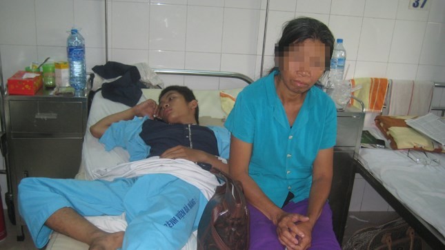 Tùng và mẹ tại bệnh viên đa khoa TP. Đà Nẵng