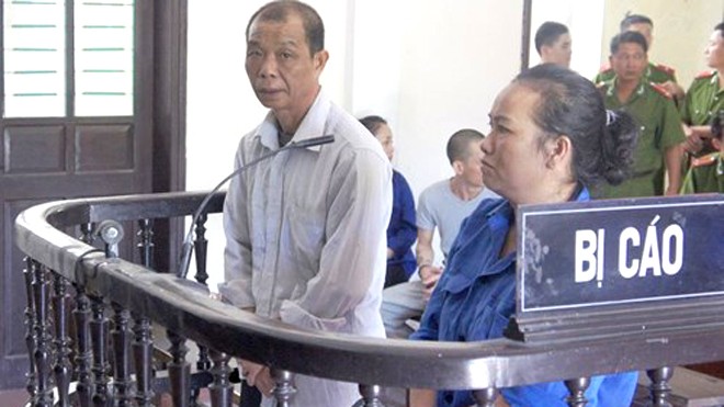 Vợ chồng bị cáo Vi Thị Hoa và La Văn Phanh đứng trước vành móng ngựa tại phiên tòa sơ thẩm