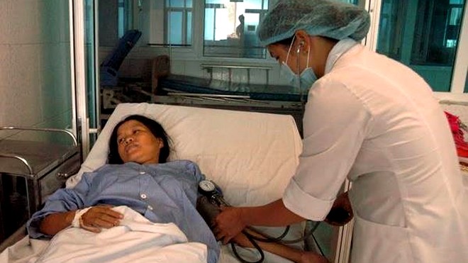 Bác sĩ cấp cứu cho một phụ nữ đang mang thai bị ngộ độc