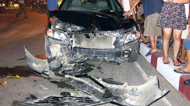 Chiếc xe Camry nát bét phần đầu sau vụ tai nạn