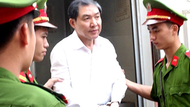 Dương Chí Dũng (áo trắng) tại phiên tòa phúc thẩm. Ảnh: Việt Dũng