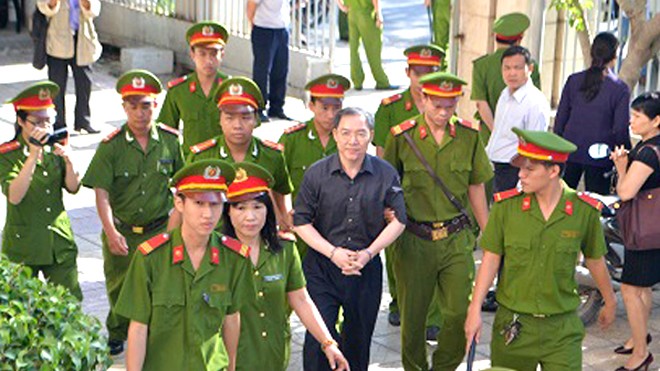 Cựu Chủ tịch HĐQT Tổng công ty hàng hải Việt Nam Dương Chí Dũng được dẫn giải tới TAND tỉnh Khánh Hòa lúc 8h15 sáng 11/11