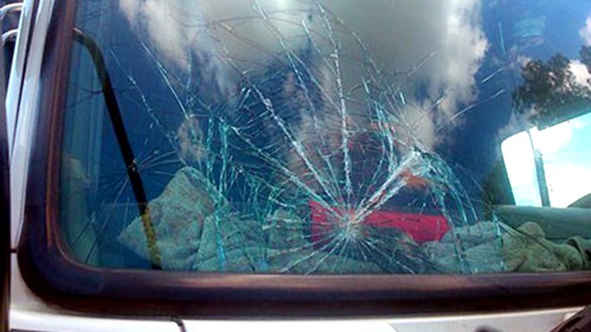 Vết nứt trên xe khách do bị ném đá