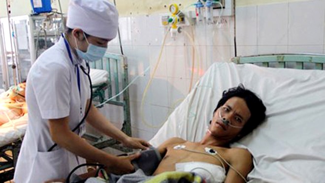 Anh Thạch Văn Hải đang được điều trị tại Bệnh viện 2 Lâm Đồng. Ảnh: Thanh Niên